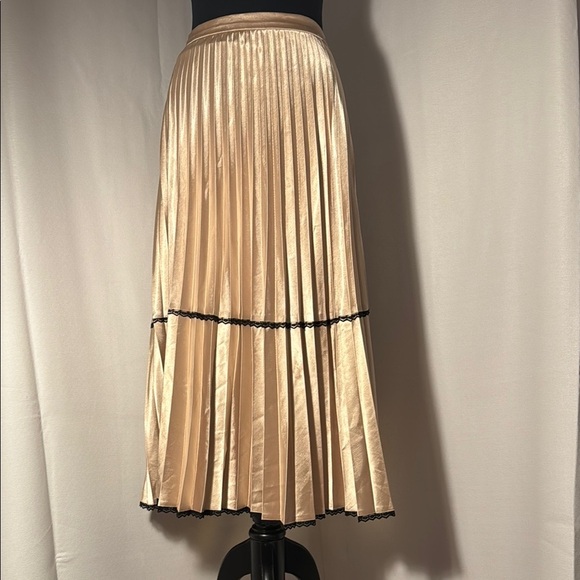 None Dresses & Skirts - Vintage Elegant Gold Satin Pleated Skirt. Lined. Zippered. Size M.